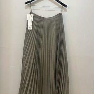 Uniqlo A-Line Pleated Skirt in Taupe - New with tags.